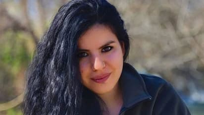 ദേശീയ വികാരം വ്രണപ്പെടുത്തി എന്നാരോപിച്ച് ജയിലിലടച്ച പത്രപ്രവര്ത്തക; ഒടുവില് സ്വന്തം മുടി മുറിച്ച് വരക്കാനുള്ള ബ്രഷാക്കി