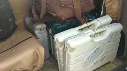 চলছে ভোট, হোটেলে পড়ে ইভিএম, ভিভিপ্যাট