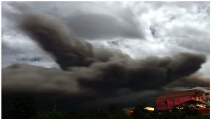 ഇന്തോനേഷ്യയില് അഗ്നിപര്വതം പൊട്ടിത്തെറിച്ചു; പുക ഉയര്ന്നത് 2000 മീറ്റര് ഉയരത്തില്