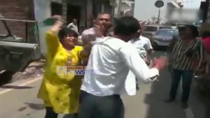 నకిలీ ఏసీబీ అధికారిని.. చెప్పుతో చితకబాదిన మహిళ