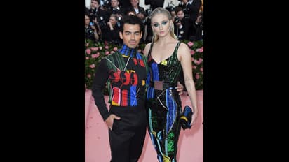 Met Gala 2019: अपनी जेठानी को टक्कर नहीं दे पाईं प्रियंका चोपड़ा, देखिए सोफी टर्नर की ग्लैमरस PHOTOS!