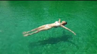 गोवा में छुट्टियां मना रही है ‘नागिन’: देखिए मौनी रॉय की ग्लैमरस तस्वीरें