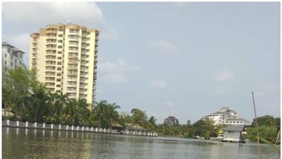 മരട് കേസ്: ഫ്ലാറ്റ് നിർമാണ കമ്പനി ഉടമ ഉൾപ്പടെ മൂന്ന് പ്രതികളെ ക്രൈംബ്രാഞ്ച് കസ്റ്റഡിയിൽ വിട്ടു