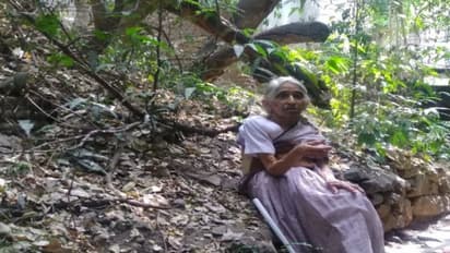 প্রকৃতির কোলে বিদ্যুৎহীন ভাবেই ভেবে রয়েছেন এই মহিলা