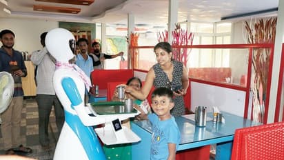 ಗ್ರಾಹಕರಿಗೆ ಅಚ್ಚರಿ; ಹೋಟೆಲ್ನಲ್ಲಿ ರೋಬೋ ಸಪ್ಲೈಯರ್!