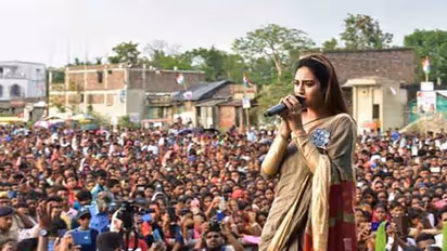 ನಟಿ ನುಸ್ರತ್ ಜತೆ ಸೆಲ್ಫಿಗೆ ದುಂಬಾಲಿಗೆ ವೇದಿಕೆಯೇ ಬಿತ್ತು!