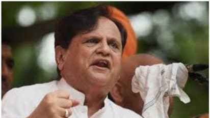 రూ. 400 కోట్లు హవాలా మనీ: కాంగ్రెస్ నేత అహ్మద్ పటేల్కు ఐటీ నోటీసులు