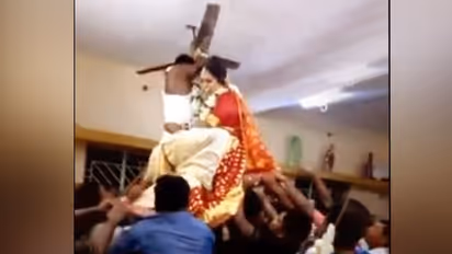 বিয়ের আসরে সিলিং ফ্যান ধরে ঝুলছে পাত্র, ভাইরাল হল ভিডিও