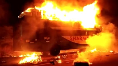 40మంది ప్రయాణికులతో వెళ్తున్న బస్సులో మంటలు