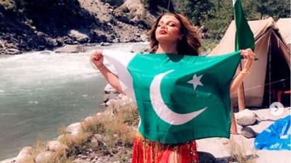 পাকিস্তানের পতাকা শরীরে কেন জড়ালেন রাখি সাওয়ান্ত! মুহূর্তে ভাইরাল সেই ছবি
