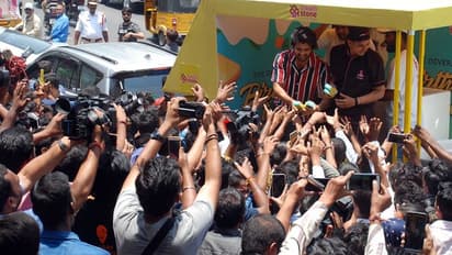 బర్త్ డే సందర్బంగా ఫ్యాన్స్ కు ఐస్ క్రీం పంచిన విజయదేవరకొండ (ఫోటోలు)