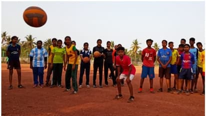 ഉയരത്തില് സ്മാഷ് അടിക്കാന് കുട്ടികളും; വടകരയില് വോളിബോള് ക്യാമ്പിന്റെ ആവേശം