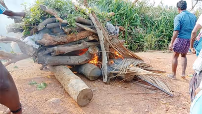 నోట్లో గంగాజలం పోయగానే.. చితిపై లేచి కూర్చున్న వృద్ధుడు..!!