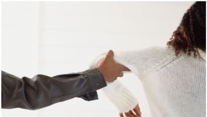 ബസ് കാത്തുനിന്ന പെണ്കുട്ടിയുടെ കൈയ്യിൽ കടന്നുപിടിച്ച് പ്രണയാഭ്യർഥന: യുവാവ് അറസ്റ്റില്