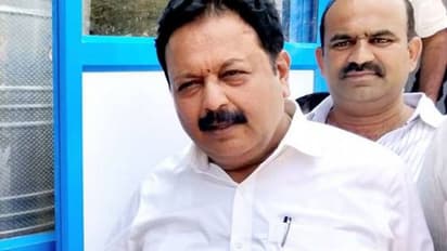 ಚೆಲುವರಾಯಸ್ವಾಮಿ BSY ಬೆನ್ನಿಗೆ ನಿಂತಿದ್ದಾರೋ, ಸಿದ್ದರಾಮಯ್ಯ ಬೆನ್ನಿಗೋ?