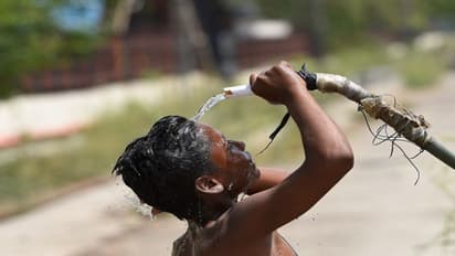 ধেয়ে আসছে বৃষ্টি, কতক্ষণে হাসবে কলকাতা