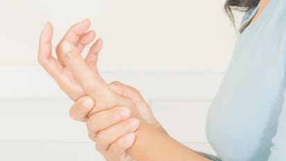 হাতে চিনচিনে ব্যথা নেই তো, সামনে এল করোনার নতুন এক উপসর্গ