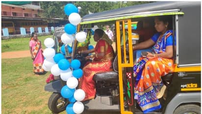 ഉഴവൂരിലൊരു ഓട്ടോക്കല്യാണം, നവവധു വിവാഹത്തിനെത്തിയത് ഓട്ടോറിക്ഷ ഓടിച്ച്