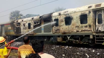 మొన్న ఫుడ్ పాయిజిన్, నేడు అగ్నిప్రమాదం: ఒకే రైలులో వరుస ప్రమాదాలు