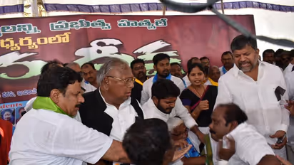 కాంగ్రెస్ నేతల కొట్లాట: కింద పడ్డ విహెచ్ (ఫొటోలు)