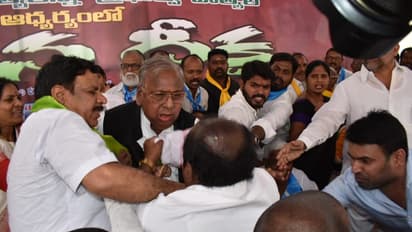 కుర్చీ కోసం కొట్లాట... ఒకరిపై ఒకరు దాడులు చేసుకున్న కాంగ్రెస్ సీనియర్లు (వీడియో)