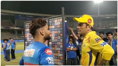 'ഗുരുവും ശിഷ്യനും'; പന്തിന് തന്ത്രങ്ങള് പറഞ്ഞുകൊടുത്ത് ധോണി- വീഡിയോ