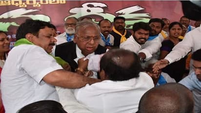 ಕುರ್ಚಿಗಾಗಿ ಮಿರ್ಚಿ ಬಿಟ್ಟುಕೊಂಡ ಕೈ ನಾಯಕರು: ಬಡಿದಾಟ ಕಂಡವರೆಲ್ಲ ನಕ್ಕರು!