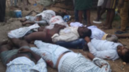 కర్నూల్ రోడ్డు ప్రమాదం: మృతదేహాలతో మాజీ ఎమ్మెల్యే ధర్నా