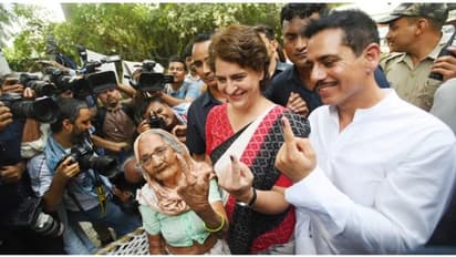 'বিজেপি হারছে নিশ্চিত', ভোটগ্রহণ কেন্দ্র থেকে প্রিয়ঙ্কা