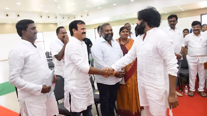 నేతలతో పవన్ మాటామంతీ (ఫోటోలు)