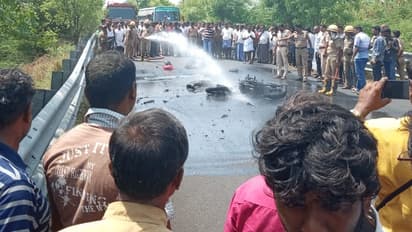 வேன்- இருசக்கர வாகனம் நேருக்கு நேர் மோதியதால் பற்றிய தீ... 2 இளைஞர்கள் உடல் கருகி பலி..!