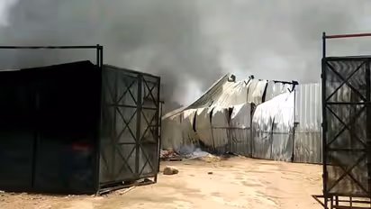 కార్వాన్ మొగల్ ఖానాల ఫర్నిచర్ గోడౌన్లో లో భారీ అగ్నిప్రమాదం (ఫోటోలు)