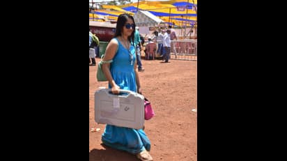 ಹಳದಿ ಸೇರೆ ಆಯ್ತು, ಈಗ ನೀಲಿ ಡ್ರೆಸ್ ಧರಿಸಿದ ಚುನಾವಣಾ ಸಿಬ್ಬಂದಿ ವೈರಲ್!