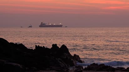 खाड़ी क्षेत्र में तनाव बढ़ा, सऊदी अरब के दो तेल टैंकरों पर हमला