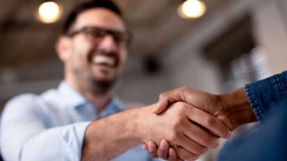 ഷേക്ക് ഹാന്ഡിലൂടെ ആളുടെ സ്വഭാവം തിരിച്ചറിയാം...