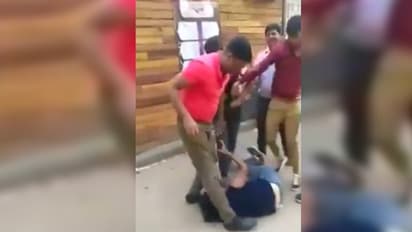 सैलरी लेने गई युवती की डंडे से पिटाई, बाल पकड़कर जमीन पर घसीटा, वीडियो वायरल