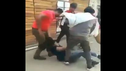 నోయిడా నడివీధిలో యువతి దారుణం... పట్టపగలే రెచ్చిపోయిన దుండగులు (వీడియో)