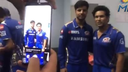 ಸಚಿನ್ ಜತೆ ಫೋಟೋಗೆ ಮುಂಬೈ ಆಟಗಾರರ ಸಾಲು!