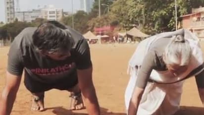 मिलिंद सोमन की 80 साल की मां ने लगाए पुशअप्स, देखिए वीडियो