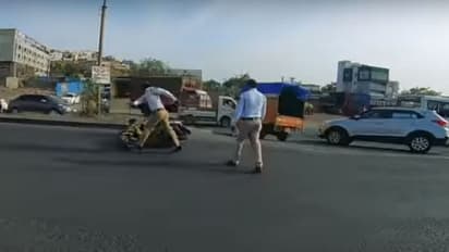 ಕುಡಿದು ಅಡ್ಡಾ ದಿಡ್ಡಿ ಸ್ಕೂಟರ್ ರೈಡ್- ಅಡ್ಡಗಟ್ಟಿದ ಪೊಲೀಸ್-ವೀಡಿಯೋ ವೈರಲ್!