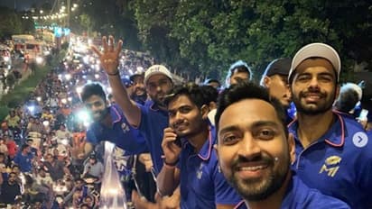 ముంబై ఇండియన్స్ విజయోత్సవ ర్యాలీ...సొంత అభిమాానుల మధ్యలో ఆటగాళ్ల సందడి