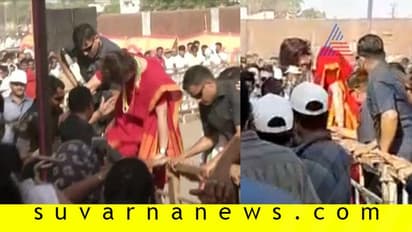 ಅಭಿಮಾನಕ್ಕೆಲ್ಲಿದೆ ಗಡಿ?: ಬ್ಯಾರಿಕೇಡ್ ಹಾರಿದ ಪ್ರಿಯಾಂಂಕಾ ನೋಡಿ!