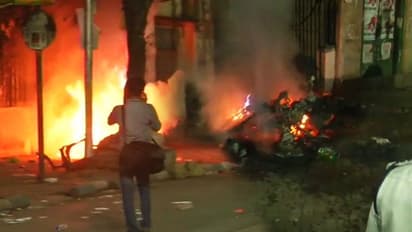 कोलकाता में अमित शाह के रोड शो में बवाल, पत्थरबाजी और आगजनी