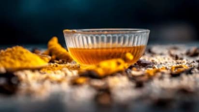 வீட்டு வாசலில் மஞ்சள் தண்ணீர் தெளிப்பதால் இத்தனை நன்மைகளா!