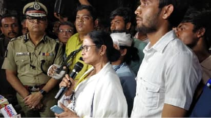 রণক্ষেত্র দুই কলেজের চেহারা দেখে আগামীকাল প্রতিবাদী মিছিলের ডাক মমতার