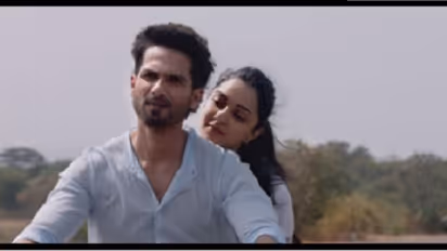 কবীর সিং-এর হিংসাই তার ভালোবাসা! 'প্রেমিকাকে চড়' মন্তব্যের পরে আবার বিতর্কে পরিচালক