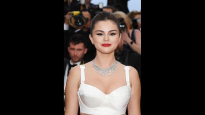 Cannes Film Festival 2019: सेलेना गोमेज ने अपने सेक्सी अंदाज में ली रेड कार्पेट पर एंट्री