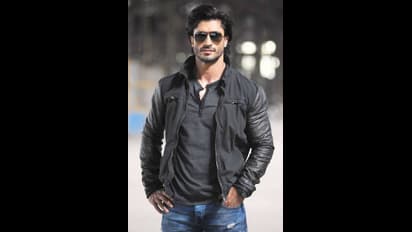 ইট ভাঙছে কিন্তু ডিম নয়! মুহুর্তে ভাইরাল বিদ্যুৎ জামালের ভিডিও