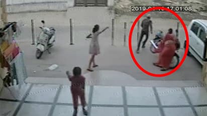 VIDEO: విశాఖలో పట్టపగలే రెచ్చిపోయిన చెయిన్ స్నాచర్స్