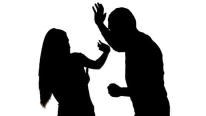 ಬೆಂಗಳೂರು: ಪಕ್ಕದ್ಮನೆ ಆಂಟಿಗೆ ಬೆತ್ತಲೆ ದೇಹ ತೋರಿಸಿ ಸೆಕ್ಸ್ಗೆ ಆಹ್ವಾನಿಸಿದ ಅಂಕಲ್